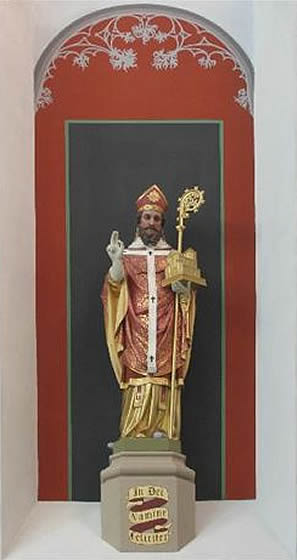 Gepolychromeerd beeld van Sint Willibrord in de Catharijnecathedraal Utrecht. Restored polychrome statue of Saint Willibrord.